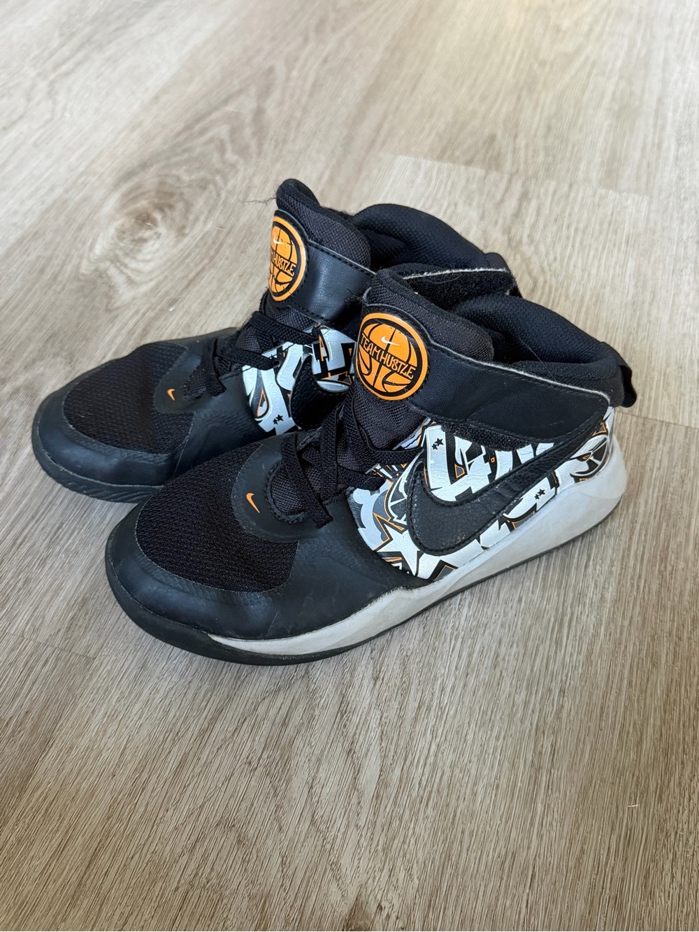 Nike Team Hustle D9 FlyEase Graphic Basketball Shoes Black Orange Youth Size 1Y